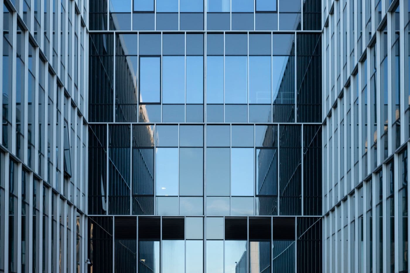 Fasad gedung perkantoran modern berkaca