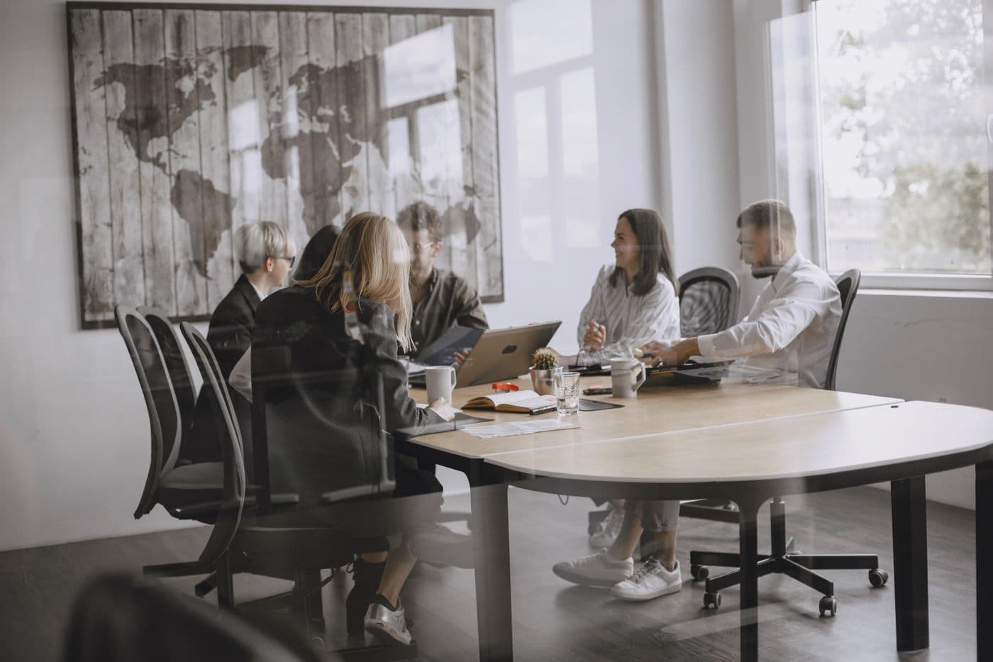 Ruang meeting dengan meja bundar dan tim berdiskusi